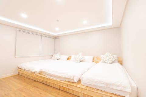 Blackout drapes, free WiFi, bed sheets