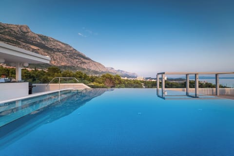 Outdoor pool, pool umbrellas, sun loungers