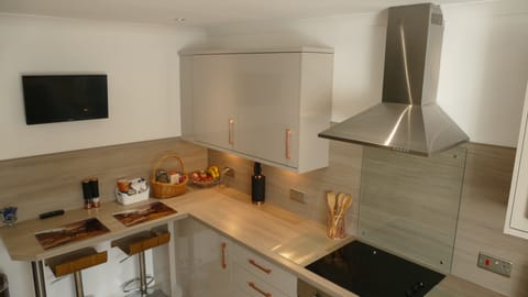 Apartment, 2 Bedrooms | 2 bedrooms, desk, free WiFi