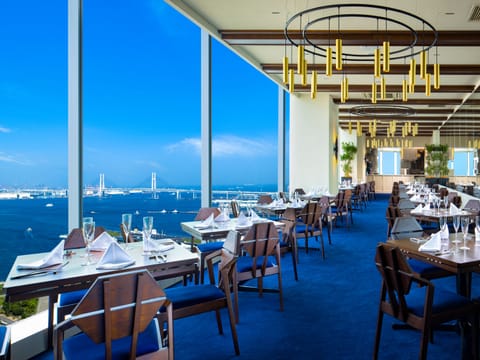 3 restaurants; breakfast, lunch, and dinner served