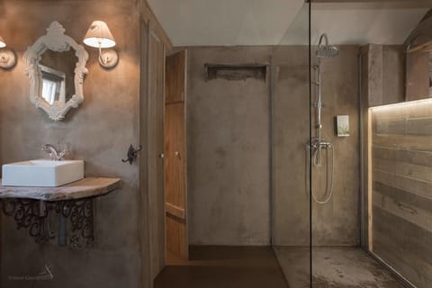 Double Room (Bois) | Bathroom | Shower, deep soaking tub, rainfall showerhead, towels