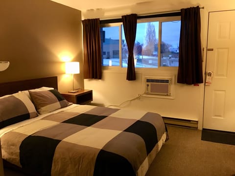 Room, 1 Queen Bed, Non Smoking | WiFi (free), bed sheets