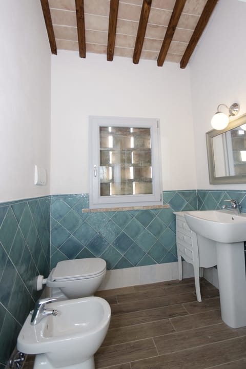 Apartment, 2 Bedrooms (Millefiori) | Bathroom | Shower, free toiletries, hair dryer, bathrobes