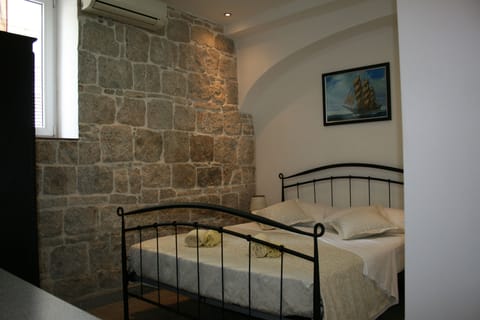 Comfort Double Room | Soundproofing, iron/ironing board, free WiFi, bed sheets