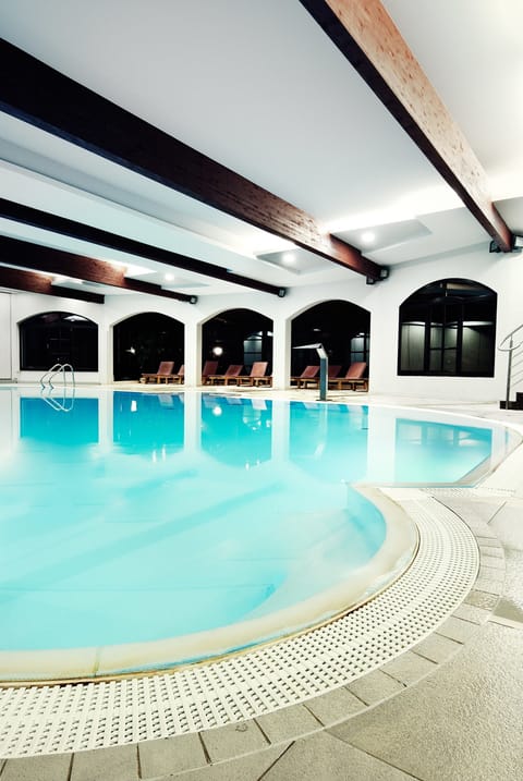 Indoor pool, sun loungers
