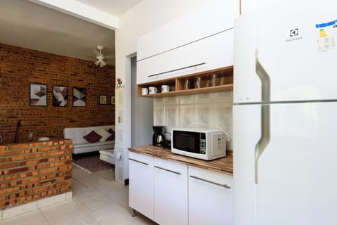 Family House, 2 Bedrooms, Kitchenette, Pool View (1) | Private kitchen | Fridge, microwave, oven, stovetop