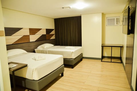 Deluxe Room | Desk, WiFi (free), bed sheets