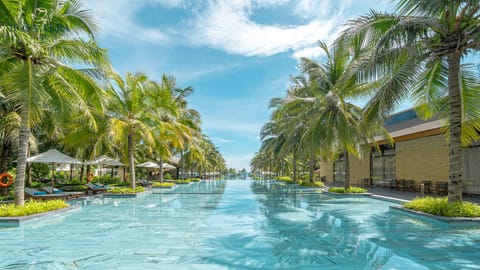 2 outdoor pools, free cabanas, pool umbrellas