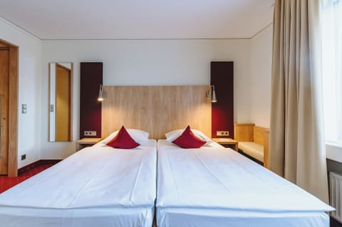 Comfort Double Room | Hypo-allergenic bedding, in-room safe, desk, laptop workspace