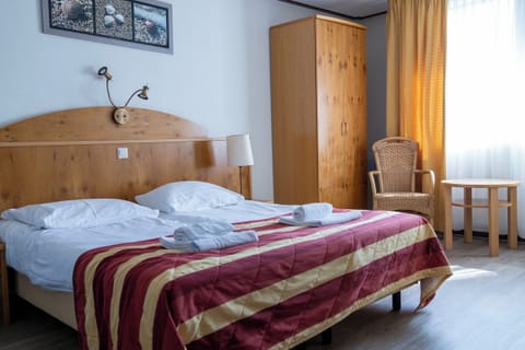 Family Room | Desk, soundproofing, iron/ironing board, free WiFi