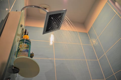 Comfort room '' Homard Se Marre '' Sea view | Bathroom shower