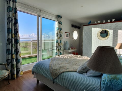 Comfort room '' Homard Se Marre '' Sea view | Premium bedding, pillowtop beds, individually decorated