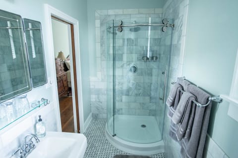 (Gianna) | Bathroom | Shower, rainfall showerhead, free toiletries, hair dryer