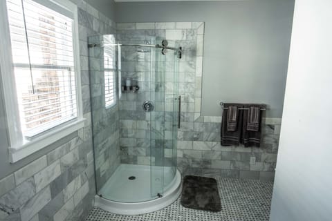 (Stella)  | Bathroom | Shower, rainfall showerhead, free toiletries, hair dryer