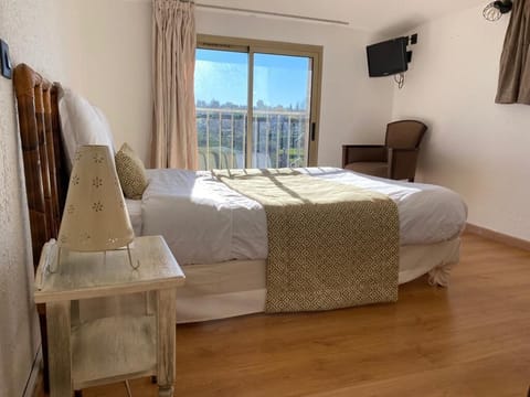 Desk, blackout drapes, free WiFi, bed sheets