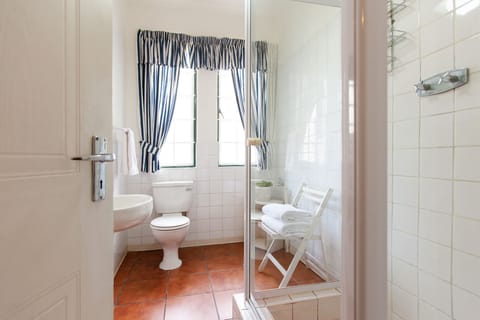 Cottage (Oak 7) | Bathroom | Shower, hair dryer, towels