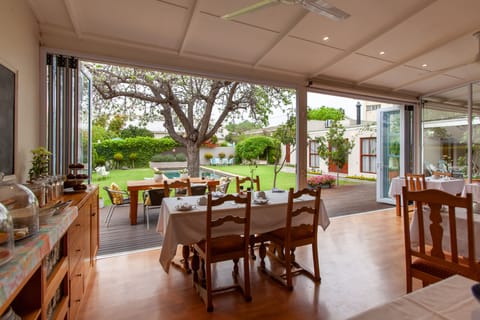 Daily full breakfast (ZAR 150.00 per person)