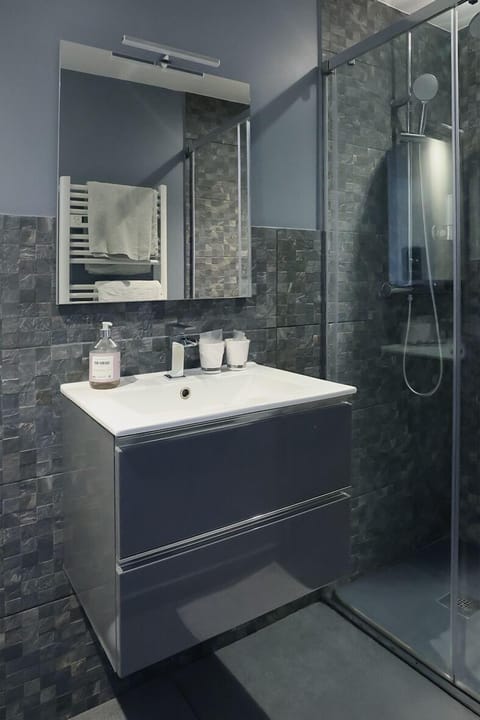 Double Room (Berlioz) | Bathroom | Shower, rainfall showerhead, free toiletries, hair dryer