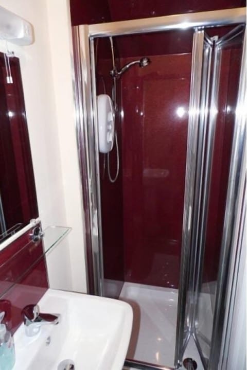 Small Double Room | Bathroom | Shower, free toiletries, hair dryer, towels