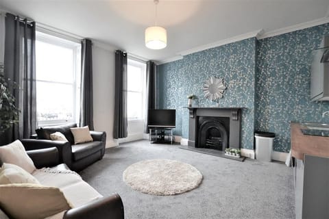 Apartment | Hypo-allergenic bedding, iron/ironing board, free WiFi