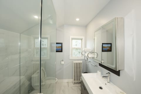 Willow Room | Bathroom | Shower, rainfall showerhead, free toiletries, hair dryer