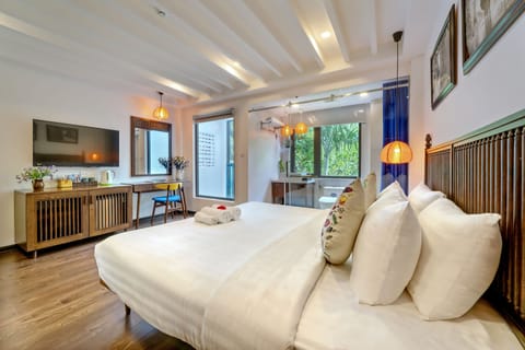 Junior Suite, 1 Queen Bed | 1 bedroom, hypo-allergenic bedding, minibar, in-room safe