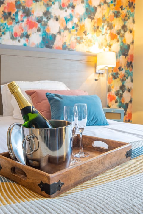 Family Room | Desk, iron/ironing board, free WiFi, bed sheets