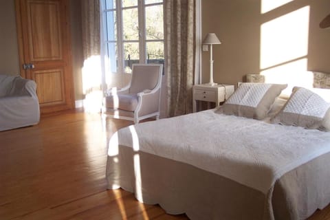 Desk, free cribs/infant beds, rollaway beds, free WiFi