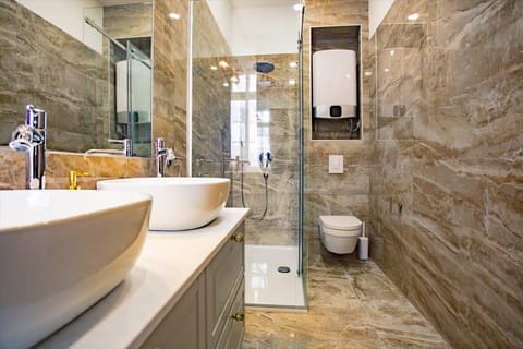 City Double Room, 1 King Bed (2) | Bathroom sink