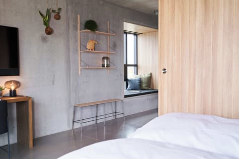 Hypo-allergenic bedding, down comforters, in-room safe