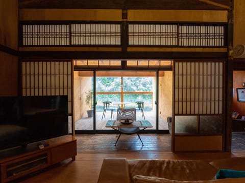 House (West) | Blackout drapes, WiFi (free), individually decorated