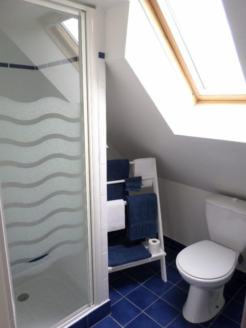 Standard Room, Non Smoking, Private Bathroom (Rêves) | Bathroom | Free toiletries, hair dryer, towels, soap