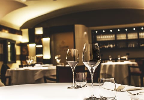 2 restaurants, lunch served