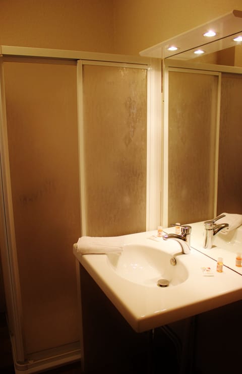 Shower, free toiletries, towels