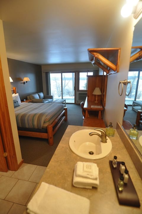 Single Room, 1 Queen Bed, Lakeview with Loveseat | Desk, free WiFi, bed sheets