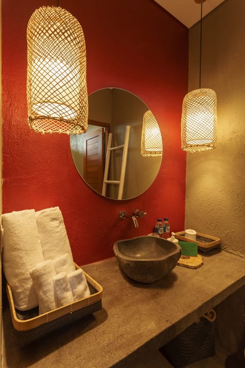 Shower, rainfall showerhead, free toiletries, hair dryer