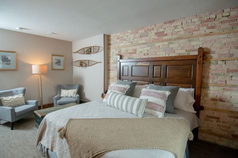 Room, 1 King Bed, Non Smoking (Room # 9, upstairs) | Individually decorated, individually furnished, free WiFi, bed sheets