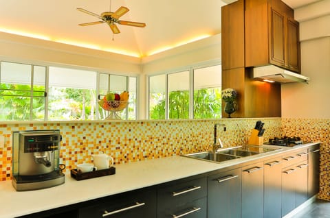 Family Villa | Private kitchen | Full-size fridge, microwave, oven, stovetop