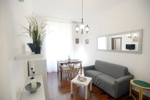 Apartment, 1 Bedroom | Living room | 43-inch Smart TV with cable channels, TV, Netflix