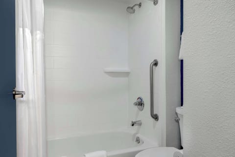 Combined shower/tub, free toiletries, hair dryer, towels
