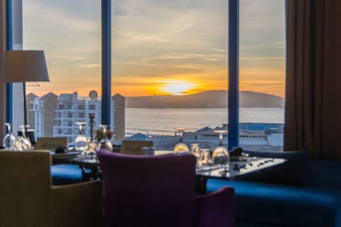 2 restaurants; breakfast, lunch, and dinner served