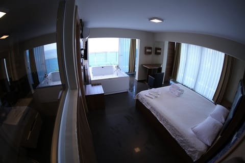 Suite | Desk, soundproofing, WiFi (free), bed sheets
