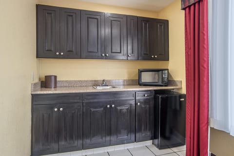 Standard Room, 2 Queen Beds, Non Smoking, Kitchenette | Private kitchenette | Fridge, microwave, coffee/tea maker