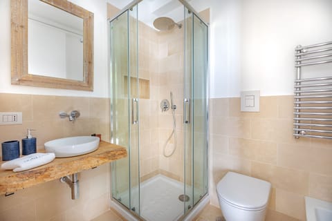 Deluxe Room | Bathroom | Shower, bidet, towels