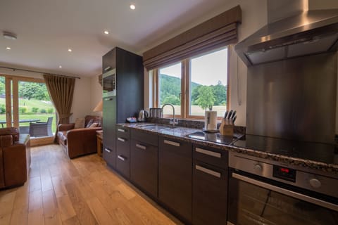 14 MAXWELLS | Private kitchen | Full-size fridge, microwave, oven, stovetop