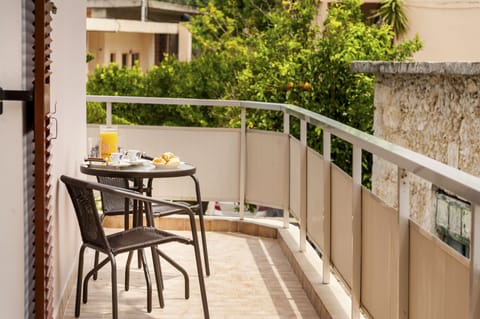 House, 3 Bedrooms | Balcony