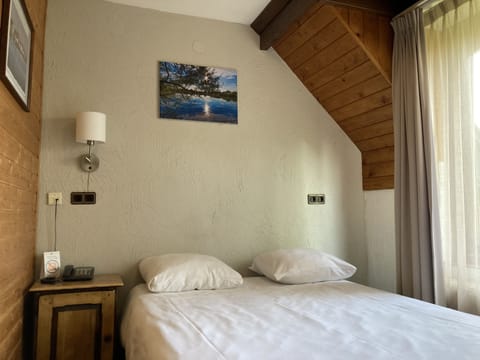 Small Double Room | Desk, free WiFi