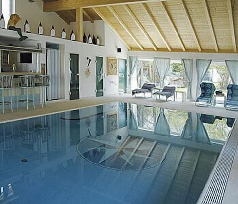 Indoor pool, sun loungers