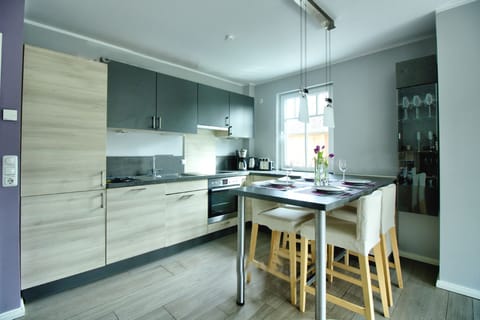 Apartment, 2 Bedrooms | Private kitchen | Fridge, microwave, oven, stovetop