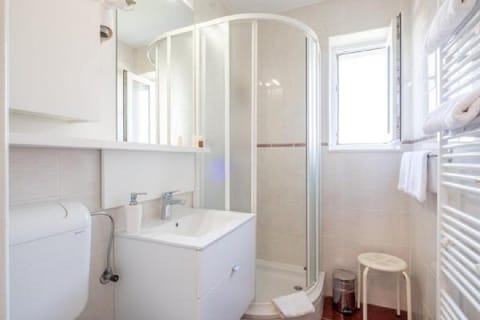 Apartment (Villa Panorama Dubrovnik (A1) - Delux) | Bathroom | Shower, free toiletries, hair dryer, towels